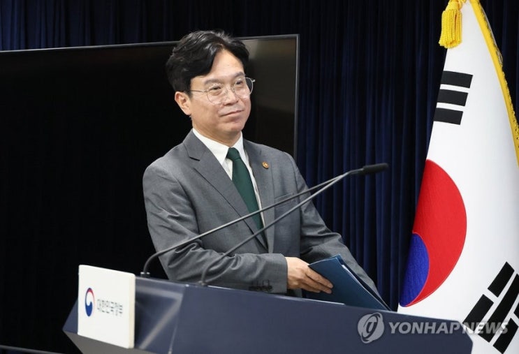 <b>김영훈</b> 고용<b>노동</b>부 장관의 <b>노동 정책</b>과 현장 소통... 