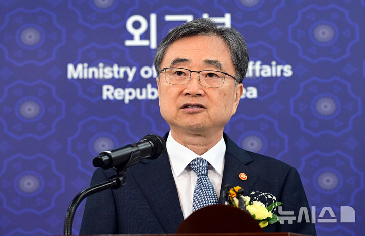 <b>장관 한일회담</b>] <b>조현</b>묵형, 이와야 다케시 만나다, <b>한일</b> <b>외교</b>... 