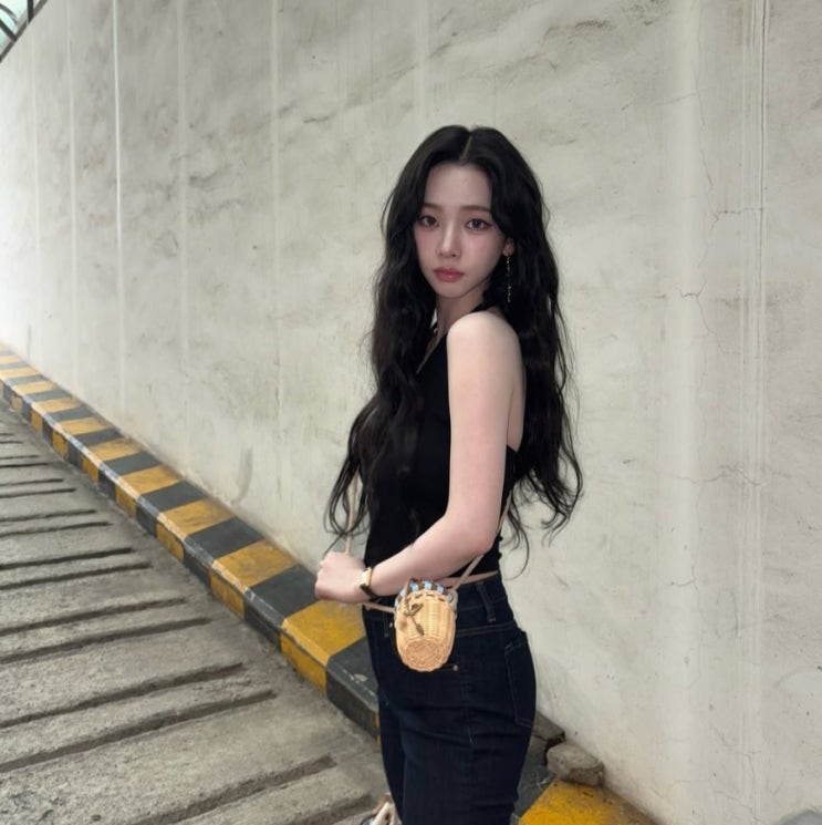  여름엔 역시 라탄백 ! 카리나가 선택한 프라다 초미니백 탠