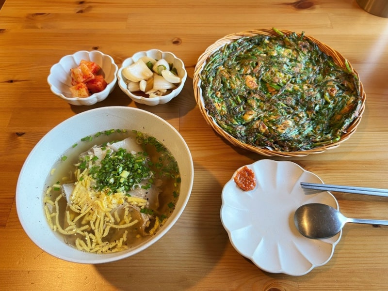 나의 달님 문재인대통령 만난 양산 평산마을 평산책방 & 맑은돼지곰탕에 젓갈부추전 맛있는 ....