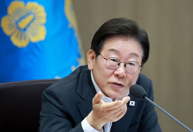  李대통령 "30년된 나무 베어 탄소 발생 줄인다? 상식적으로 납득 안 돼"