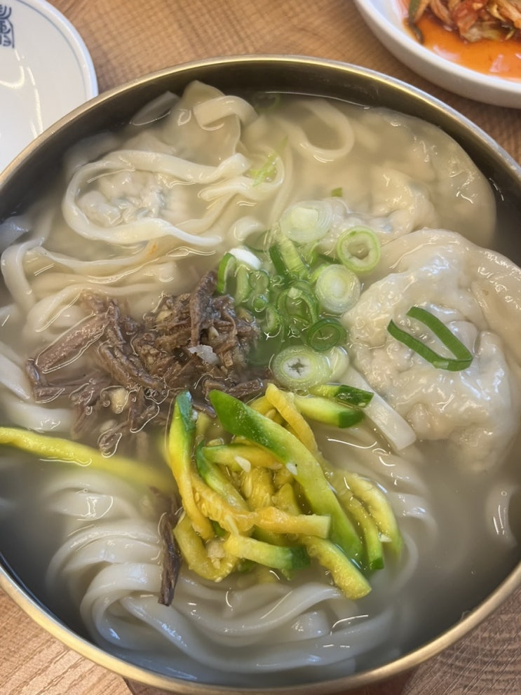  안국역 블루리본 가득한 수요미식회 나온 손만두맛집 '깡통만두'