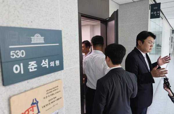 <b>이준석</b> 피의자 의원 사무실... 윤석열•김건희 <b>공천개입 의혹</b>'