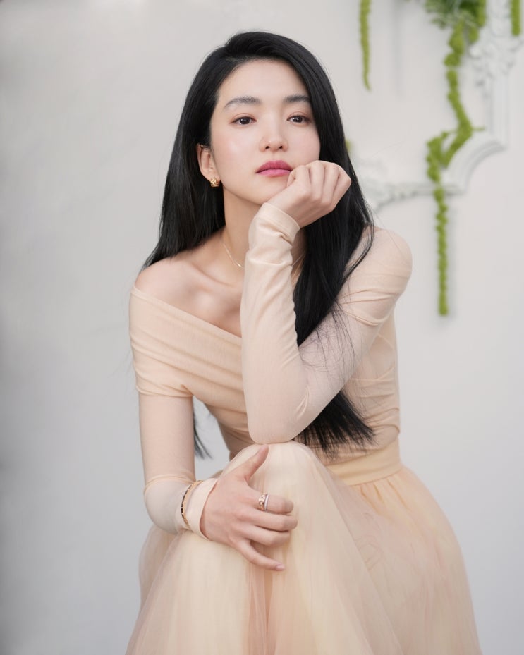<b>김태리</b>, 광고 현장 스틸 공개…<b>아우라</b>와 스타일로 시선 압도