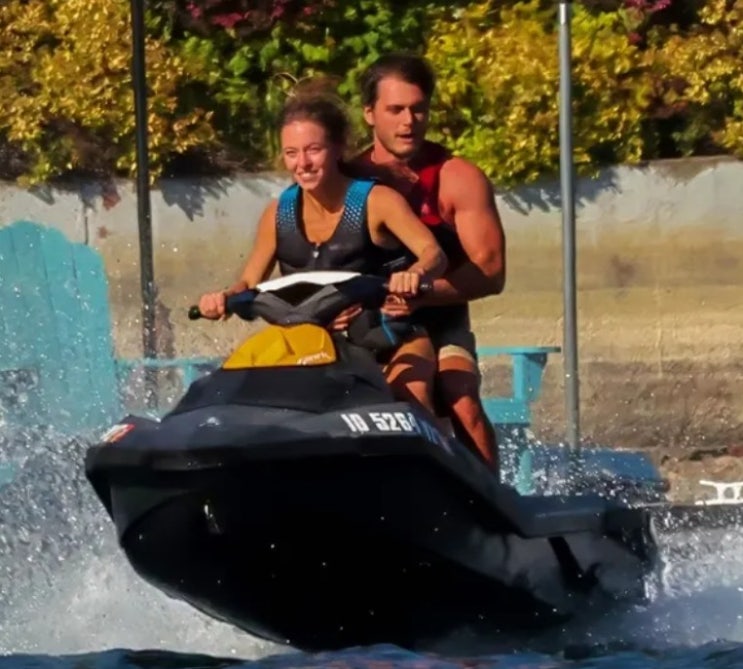   시드니 스위니, 정체불명 근육남과 뜨거운 Jet Ski 썸 폭발! ️