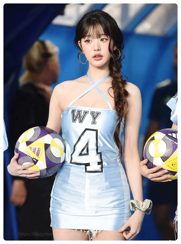 아이브 장원영 시축 의상 논란 축구장에 어울렸을까? 뉴진스 비교 왜들 난리?