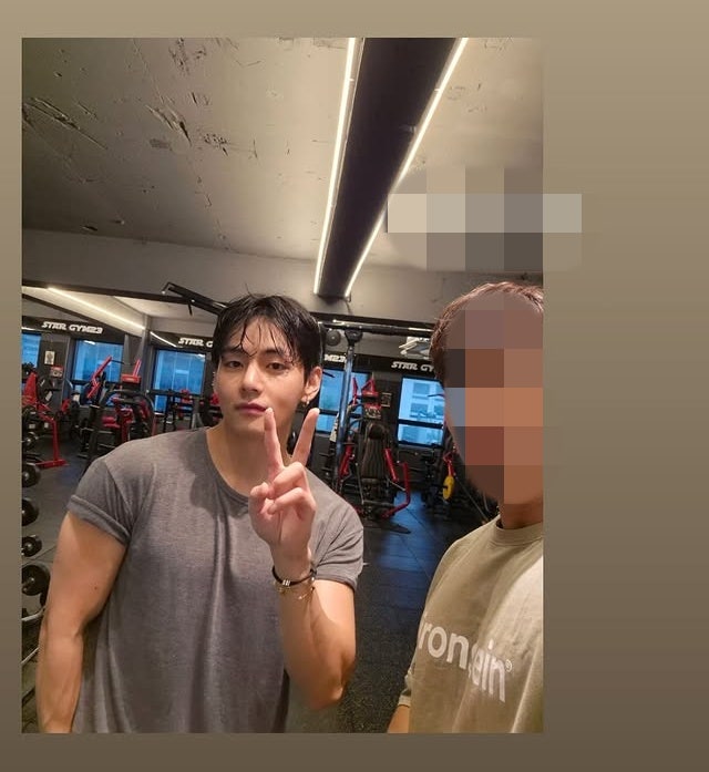 “이게 정말 방탄소년단 뷔 맞아?” 팬들 충격… 공개된 '벌크업 근황'에 쏟아진 반응 “이게....