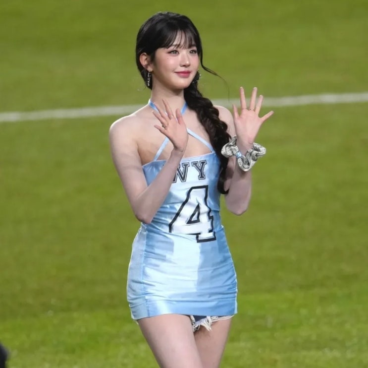 화제의 아이브 장원영 시축 의상 유니폼 리폼 예쁘기만한데?