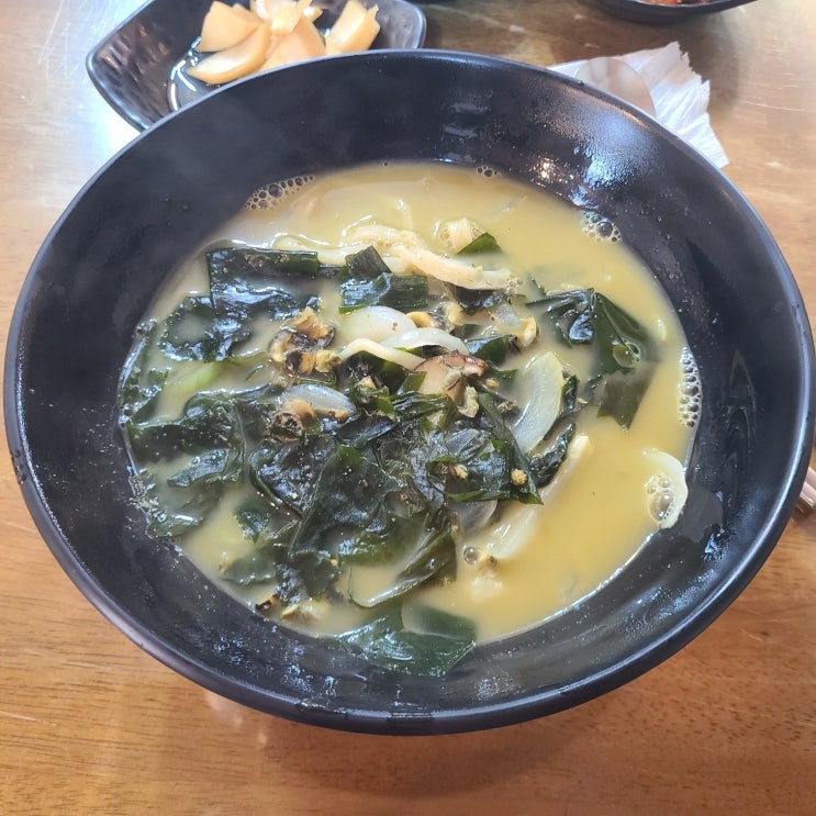  [제주 동문시장] 깊고 진한 국물에 두 번 반하는 제주도민 맛집 <제주보말칼국수>