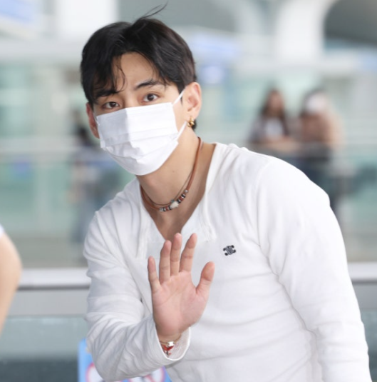  공항 질서 강조한 BTS 뷔,팬들에게 전한 '퍼플 라인'의 의미 ️