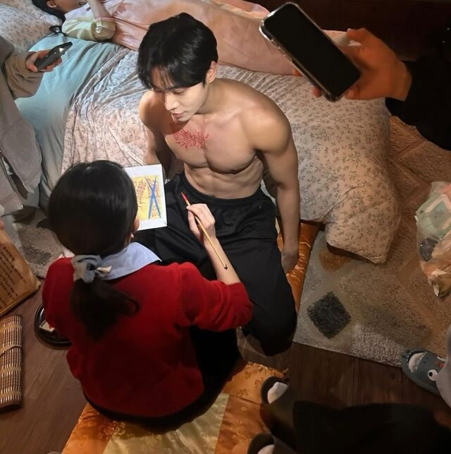 <b>추영우</b> 초콜릿 복근 공개, ‘견우와 선녀’ 촬영장 비하인드에... 
