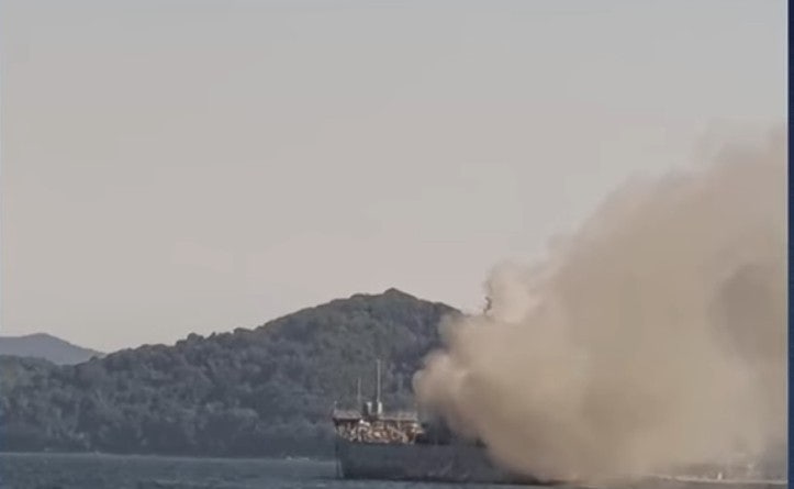 [속보] <b>진해</b> 군항 <b>해군 상륙함 화재</b>, 승조원 180명 중 3명 부상