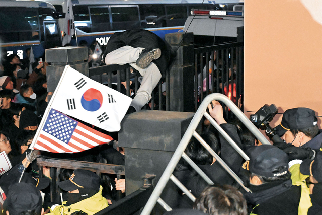 [서부지법 <b>사랑제일교회 특임전도사</b>] 윤모 시위 폭력 체포... 