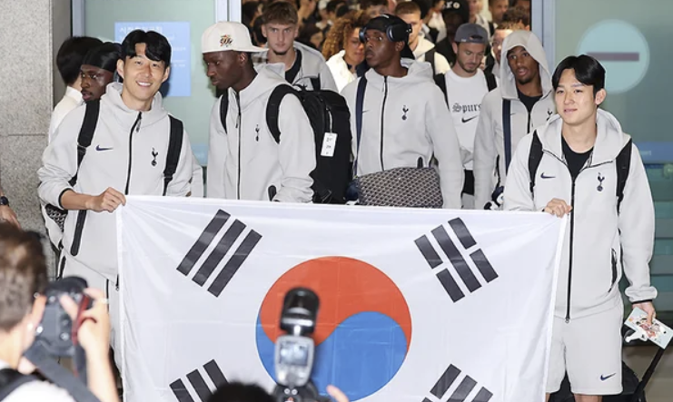 <b>토트넘 입국</b> 순간 포착! <b>손흥민</b>·양민혁, 태극기 들고 팬심 저격