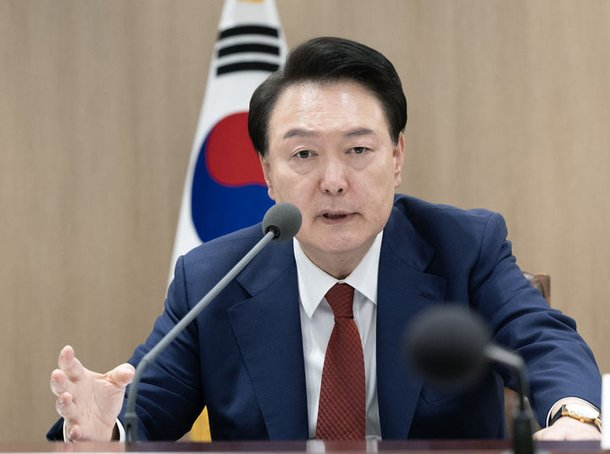 [속보] <b>윤석열</b> 전 대통령, 김건희 특검 <b>체포영장 집행 거부</b>!