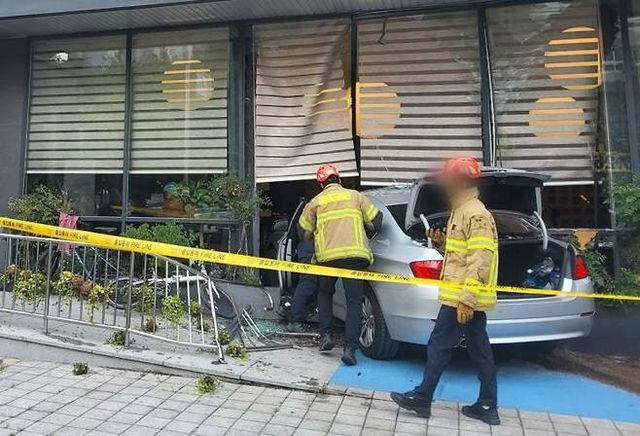  “장례 치르고 밥 먹는데…” 일가친척 향해 돌진한 승용차