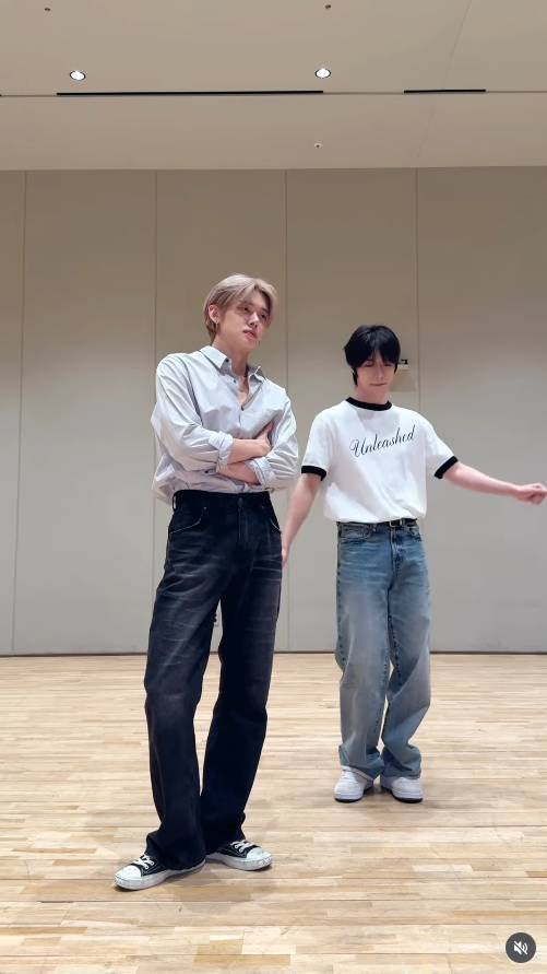 투모로우바이투게더(TXT) 범규 인스타그램 속 반팔 티셔츠 패션, 옷 정보 @MMIC 엠엠아이씨