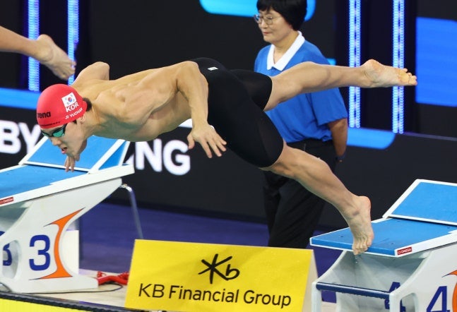 2025.8.2. 싱가포르 세계수영선수권대회 남자 자유형 50m 지유찬 재경기 끝에 아시아 신기록으....
