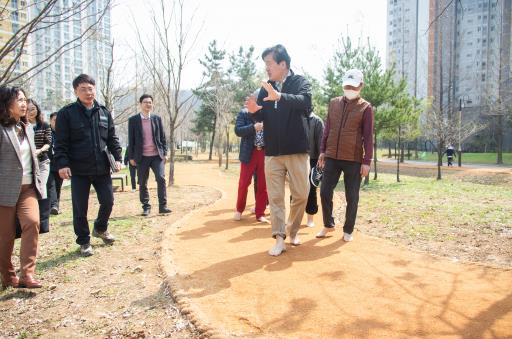인천 서구, 검단신도시 새별공원·아라노을공원에 ‘맨발 산책로’ 조성