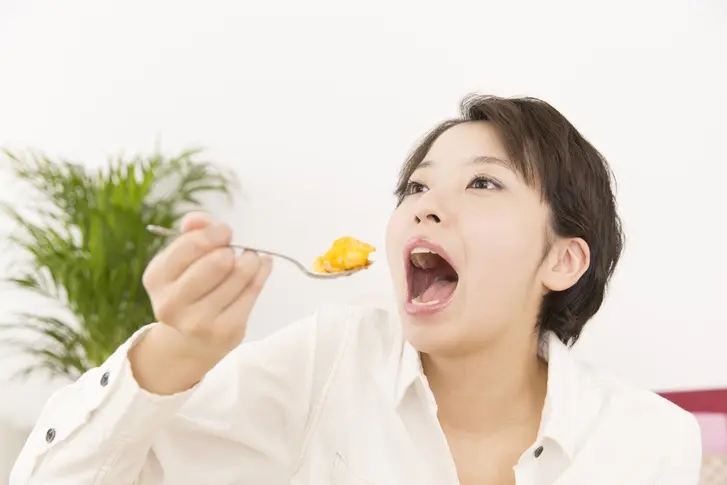허겁지겁 빨리 먹었더니…몸에 ‘이런’ 일이? 속도 늦추려면?