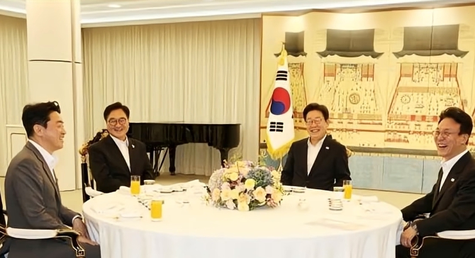 [현장파 <b>대통령</b> 감자전 <b>만찬</b>] 폭우피해 국민 망연자실 현장에... 