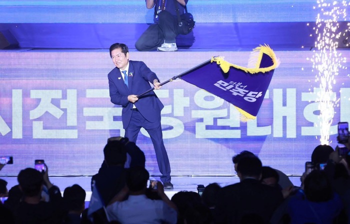 <b>정청래</b>, 더불어민주당 대표 당선..."민주당과 이재명 정부는 한 몸"