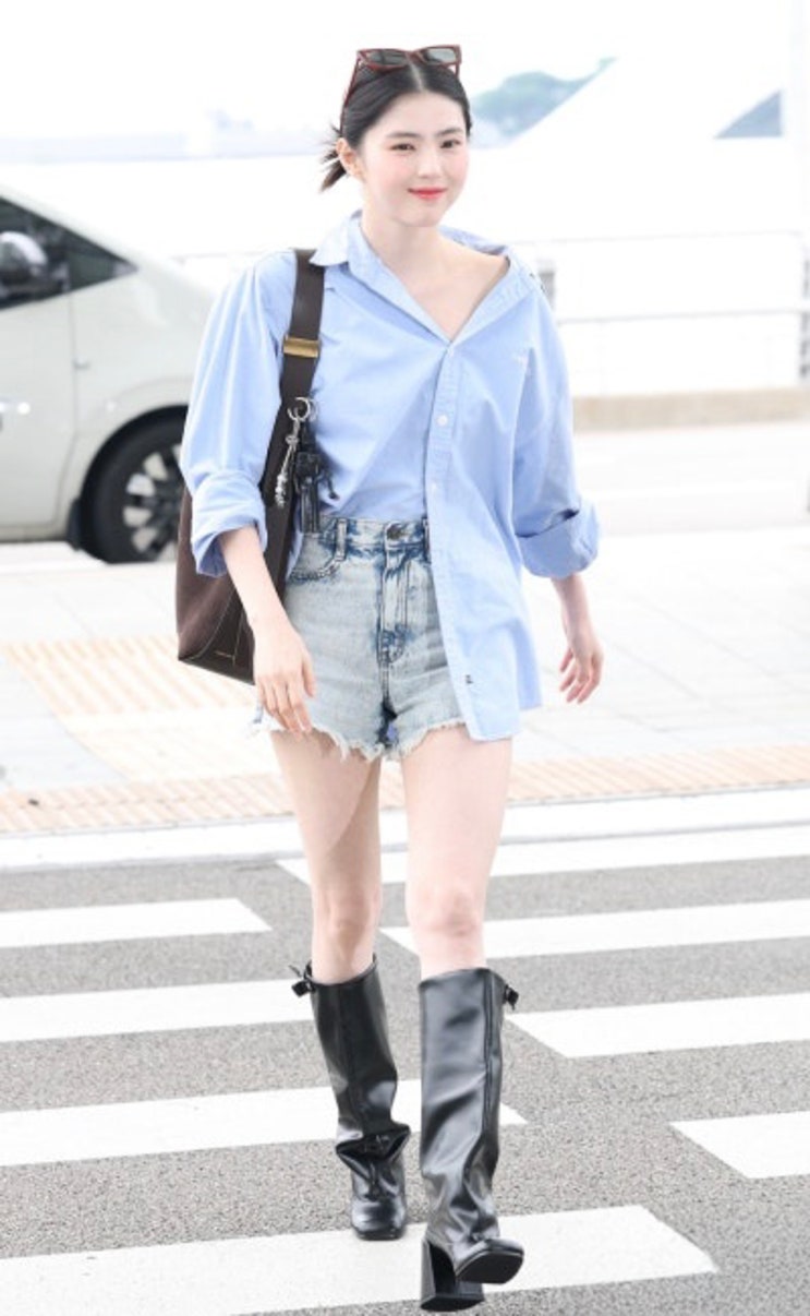  실물 미쳤다! 한소희 공항패션 블루셔츠 코디