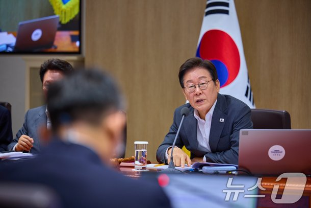 [속보] 이재명 대통령, <b>가짜뉴스</b> 유튜버·유사 언론 <b>징벌</b>적 <b>배상</b>... 