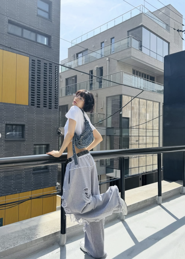  [셀럽 패션] 나나의 데님백 코디, ‘그냥 찍었는데 화보’의 정석