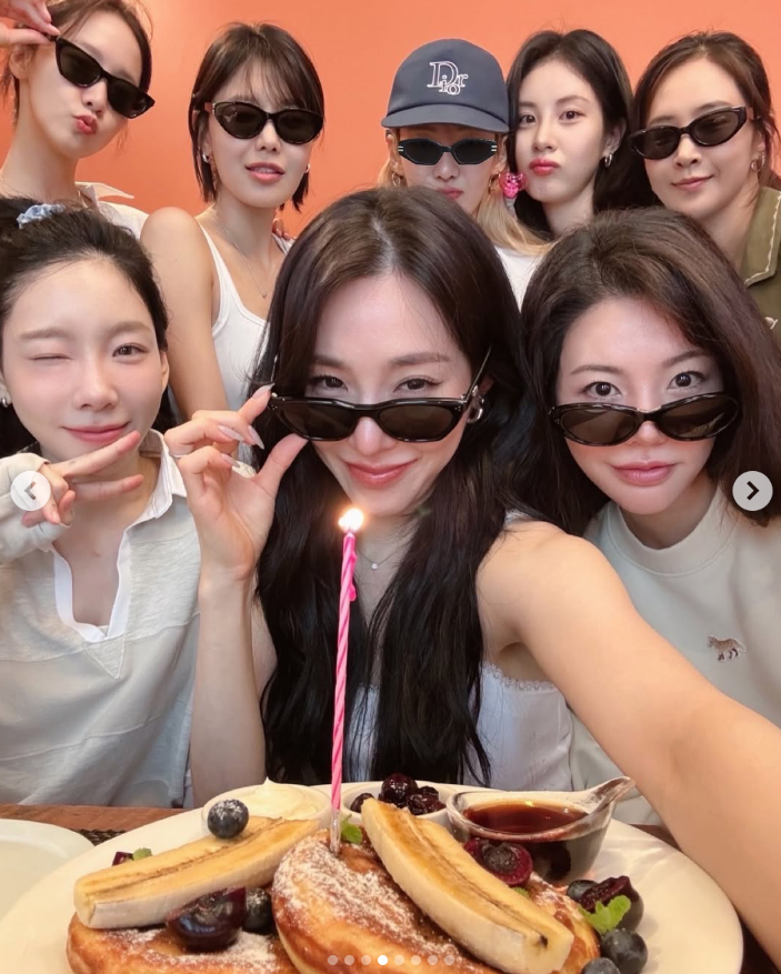 소녀시대, 데뷔 18주년 맞아 전원 완전체 모임…'우리 다시 만났어요'