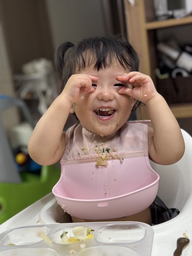  식사 도중에 아빠 눈이 작다고 조롱하는 두살배기 딸