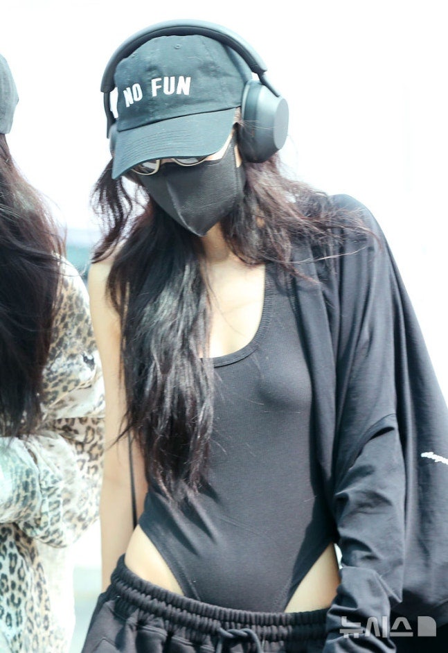 제니 공항룩 따라잡기 손민수템 몽벨 선글라스 페이즈쪼리 락케이크 조거팬츠 노아이디어엘....