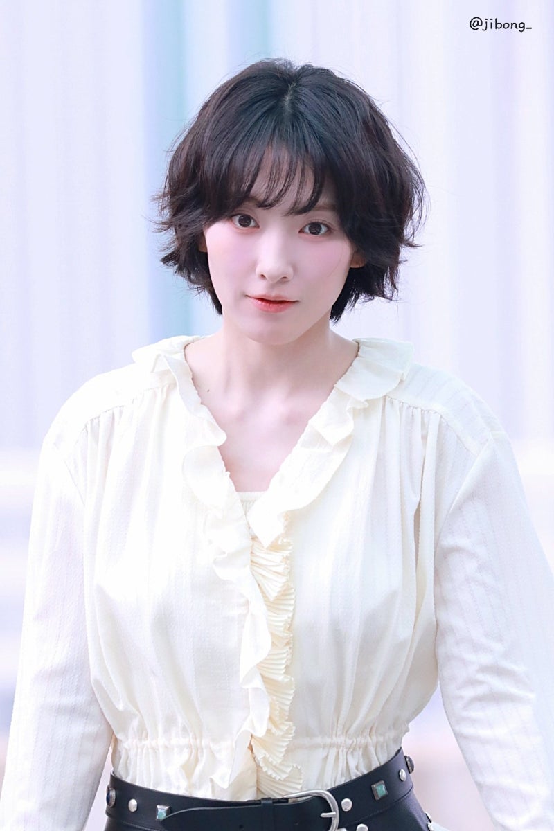 카라 강지영 공항패션 옷 정보/상의 베이지 셔링 블라우스/@럭키슈에뜨