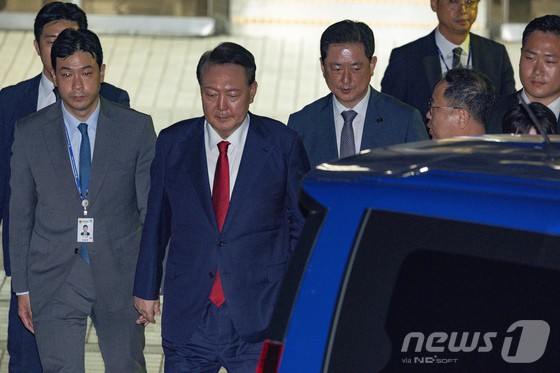 속옷 입고 버틴 '법꾸라지' 윤석열이 강제 구인 끝까지 피할 수... 