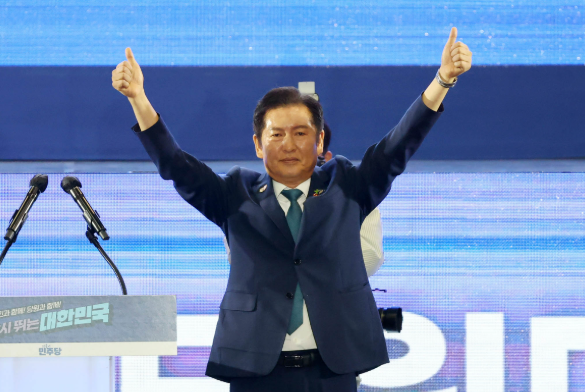 <b>악수</b>조차 <b>거부</b>하는 정치는 정치인가? – 갈라치기와 극단의... 