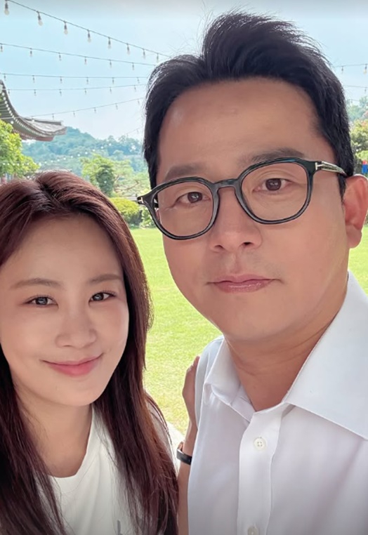 <b>김준호</b>-<b>김지민</b> 부부, 결혼 후 첫 공식 행보로 <b>봉사활동</b> 참여하며... 