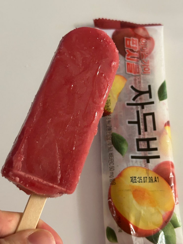  상큼한 자두 맛이 가득한 <해태제과 아이스가이 팝시클 자두바>