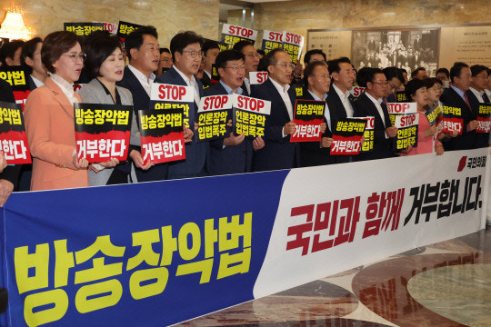  공영방송 독립 vs 방송 장악? 지금 국회에서 무슨 일이 벌어지고 있을까?