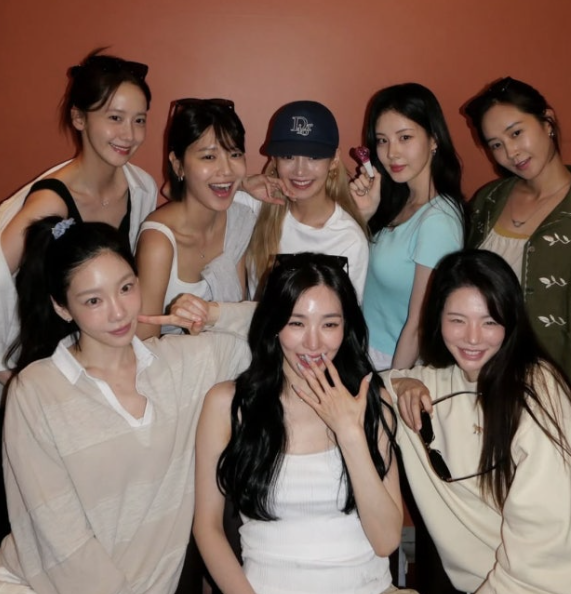   소녀시대, 데뷔 18주년 완전체 재회
