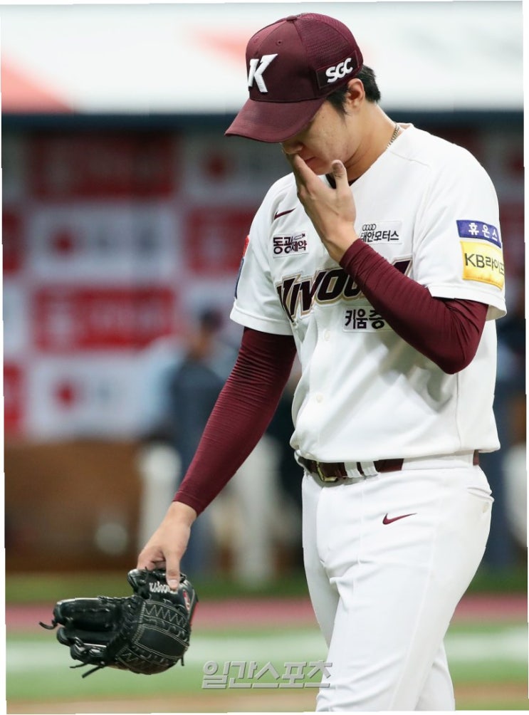 <b>안우진 어깨 수술</b>, 최악의 현실로... 1년 <b>재활</b>, 그리고 흔들리는... 