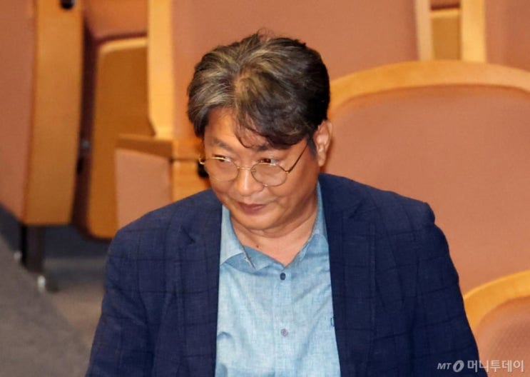 <b>이춘석</b>, 민주당 탈당·법사위원장 사임…<b>보좌관</b> 명의 <b>주식거래</b>... 