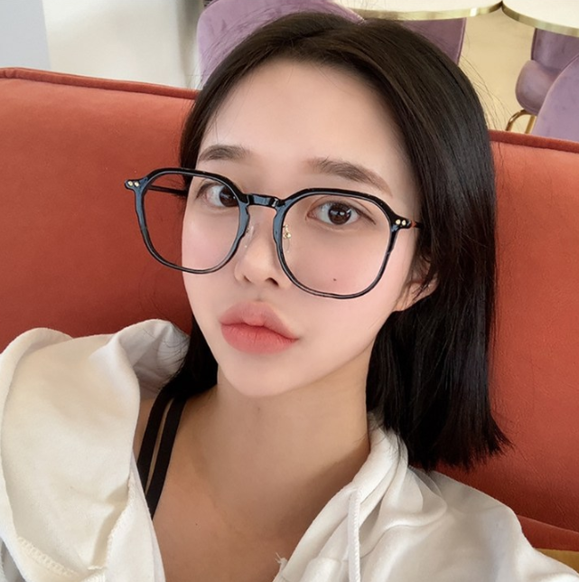 둥근 얼굴 보완해주는 효과로 여름철 여성들에게 유행인 빅사이즈 여자 뿔테 안경 추천
