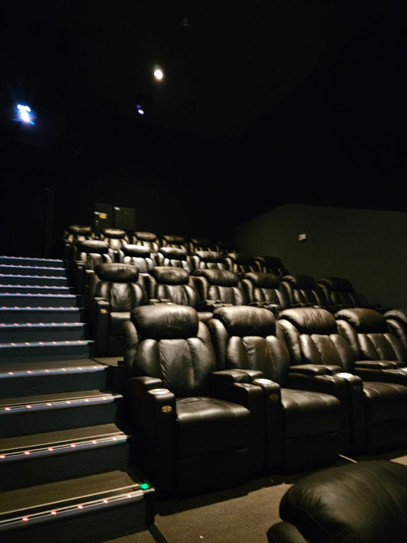 롯데시네마 수지 경기 용인 롯데몰 수지점 씨네컴포트 리클라이너 3관 F1 더무비 브래드피트 ....