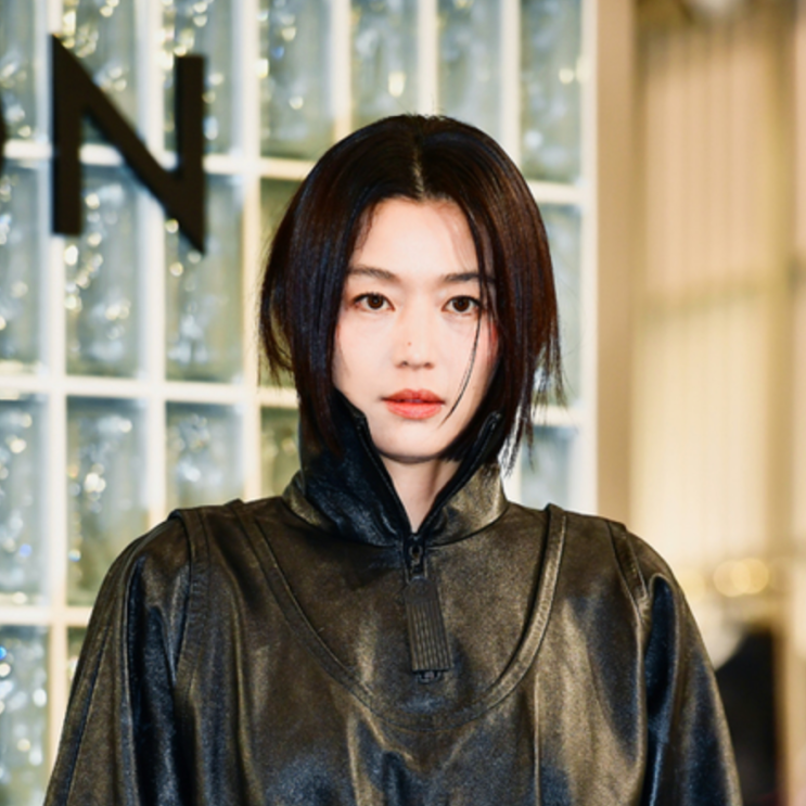 화면보다 <b>실물</b>이 더 미쳤다는 <b>전지현</b>이 선택한 루이비통 신상... 
