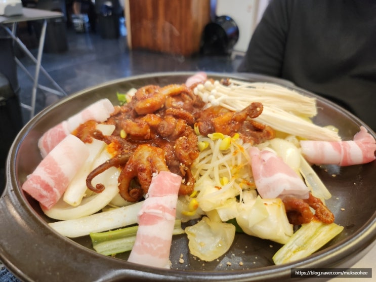  강서구청 고기 듬뿍 들어간 쭈삼 상수김치삼겹살 불쭈꾸미