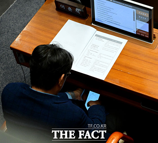 <b>이춘석</b> 의원 <b>차명</b> <b>주식</b> <b>거래 의혹</b>: 논란, 법적 문제, 의원직... 
