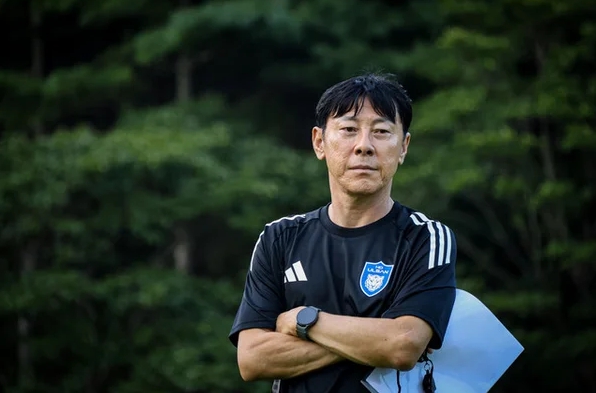 <b>신태용 감독</b>, <b>울산</b>HD 새 사령탑 부임 ... 명가 <b>울산</b> 재건에 나선다