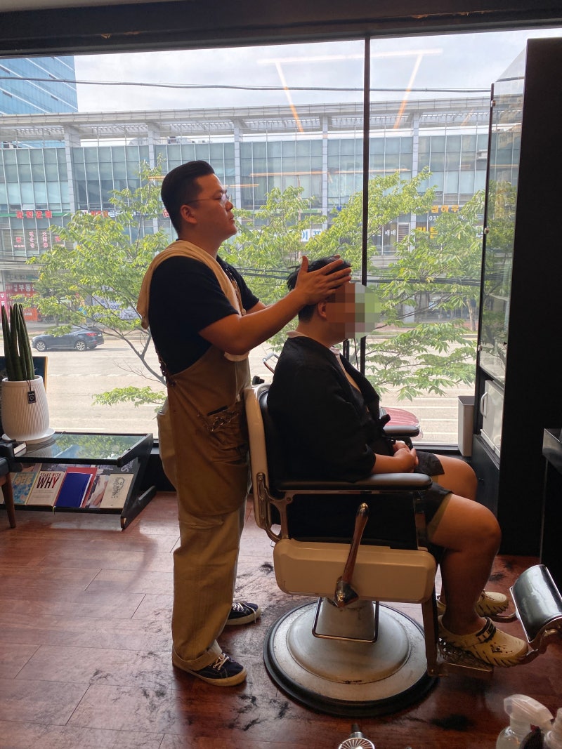 행복이꽃피는집 호주 남학생 머리가 전부 이렇더라 인터넷 찾아봤다 #멀렛헤어컷 첫찌도 이 머리 하고 싶단다 호주 다녀와서 두달 머리  길렀다 아덜아 엄마 열심히 컷트 공부했다 만족해 하시는 아드님 🩵⠀⠀⠀⠀⠀⠀⠀ 뒷머리 더더더 길러야 한단다, image size:800x1067