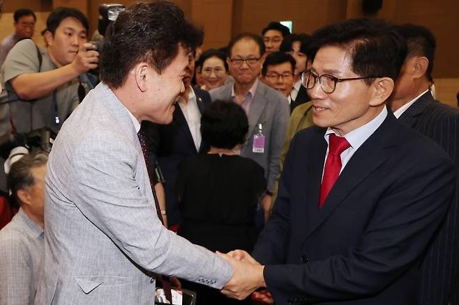 <b>김문수</b>, ‘<b>극우</b>’ 전한길 방송 출연 결정···정청래·김민석에... 