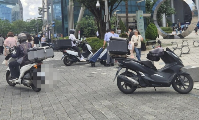   폭염 속 배달, 그늘·물도 없이… ‘할증’이 쉼터 대신